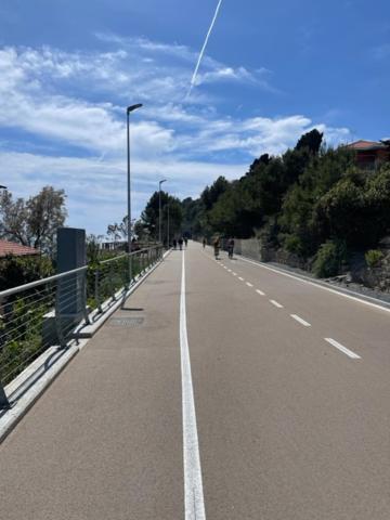 Casa Vacanza A 100 Metri Dal Mare Imperia Bagian luar foto